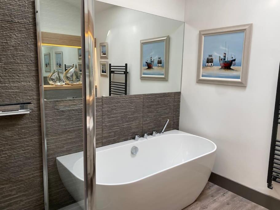 Mayflower, Luxury Norfolk Retreat - Brancaster, Sleeps 4 -12 Exterior photo